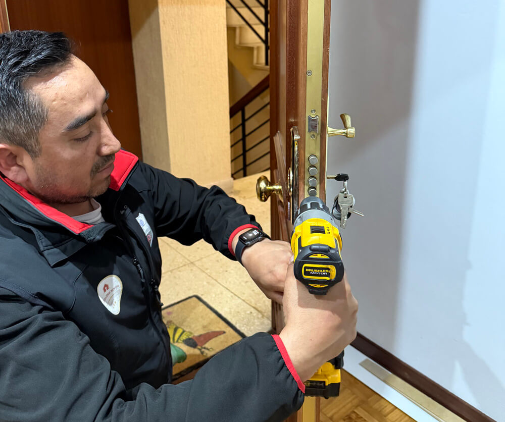 Cambio cerradura puerta blindada